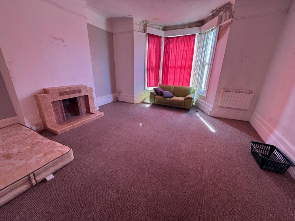 Lot: 132 - FREEHOLD BLOCK OF FOUR FLATS - Ground floor flat - living room